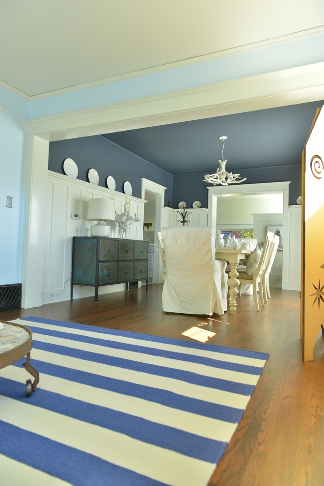 На фото: кухня-столовая среднего размера в стиле кантри с синими стенами и паркетным полом среднего тона