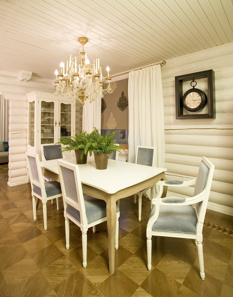 Свежая идея для дизайна: гостиная-столовая в стиле кантри с белыми стенами и паркетным полом среднего тона - отличное фото интерьера