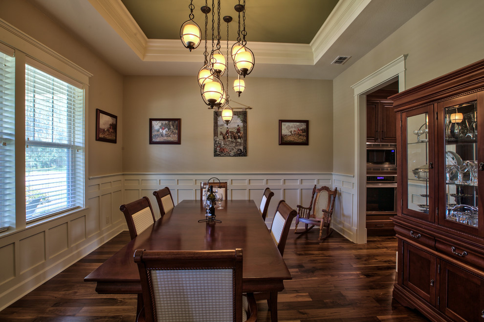 Imagen de comedor de estilo americano de tamaño medio abierto sin chimenea con paredes beige y suelo de madera oscura