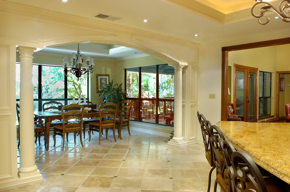 Immagine di un'ampia sala da pranzo aperta verso il soggiorno chic con pareti bianche e pavimento con piastrelle in ceramica