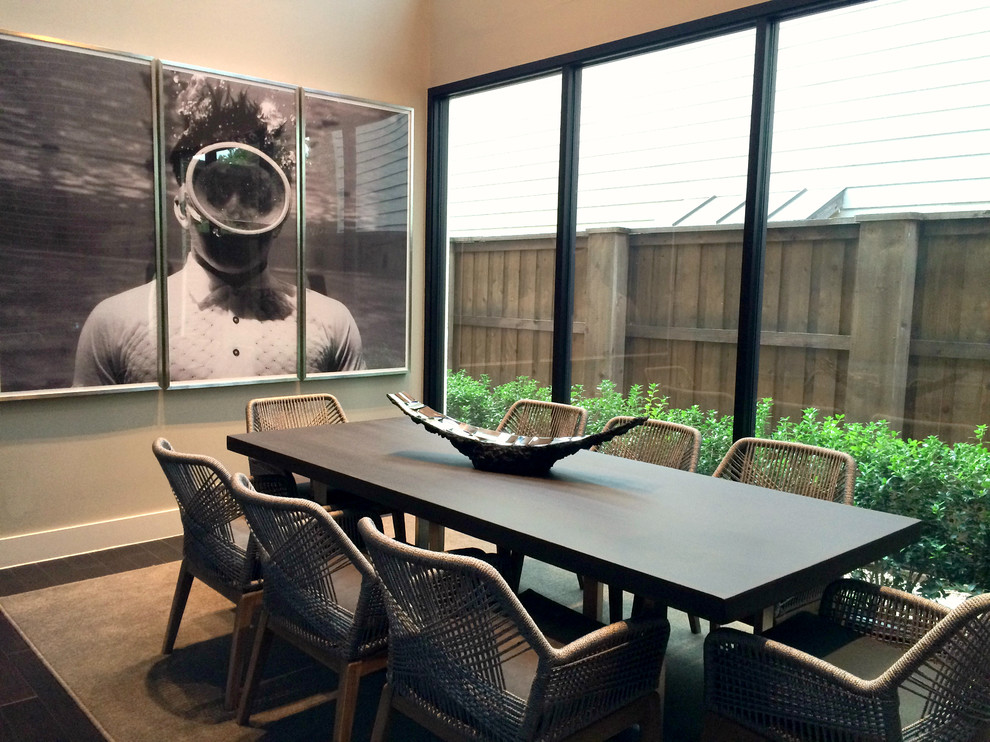 Immagine di una grande sala da pranzo minimalista chiusa con pareti grigie e parquet scuro