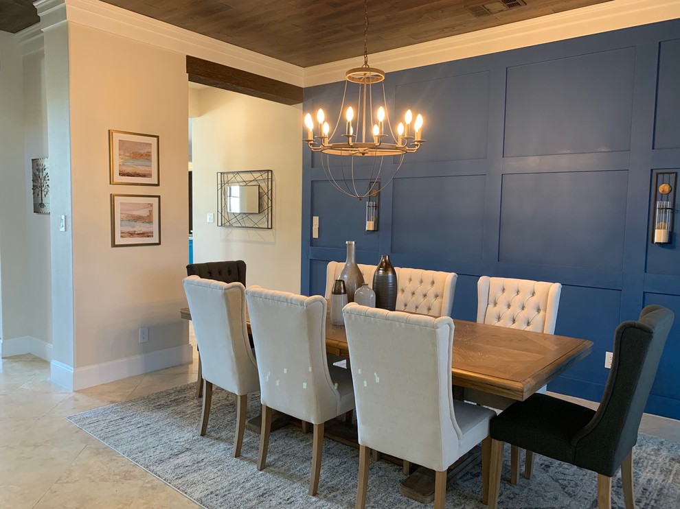 Idee per una grande sala da pranzo moderna con pareti blu, pavimento in travertino e pavimento beige