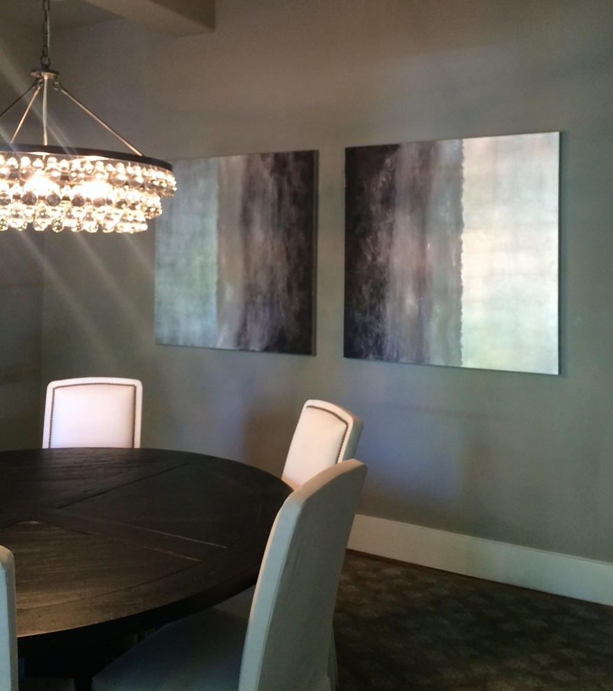 Geschlossenes, Mittelgroßes Uriges Esszimmer mit grauer Wandfarbe und dunklem Holzboden in Dallas