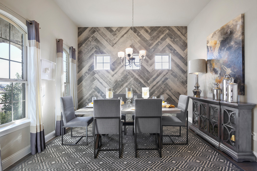 Idee per una sala da pranzo aperta verso il soggiorno tradizionale di medie dimensioni con pareti beige, parquet scuro e pavimento marrone
