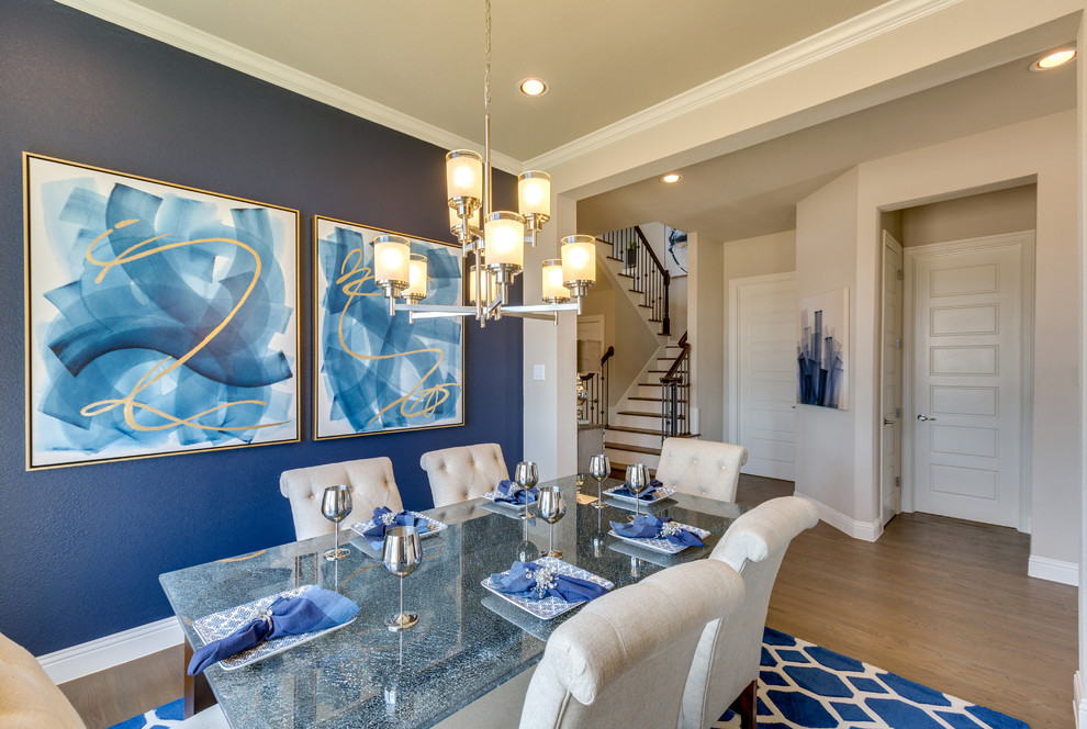 Inspiration pour une salle à manger design fermée et de taille moyenne avec un mur bleu, parquet clair et aucune cheminée.