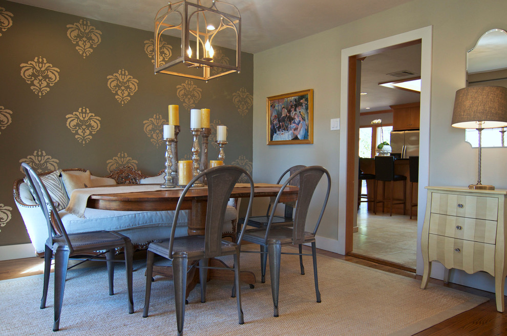 Источник вдохновения для домашнего уюта: столовая в стиле шебби-шик с темным паркетным полом и коричневыми стенами