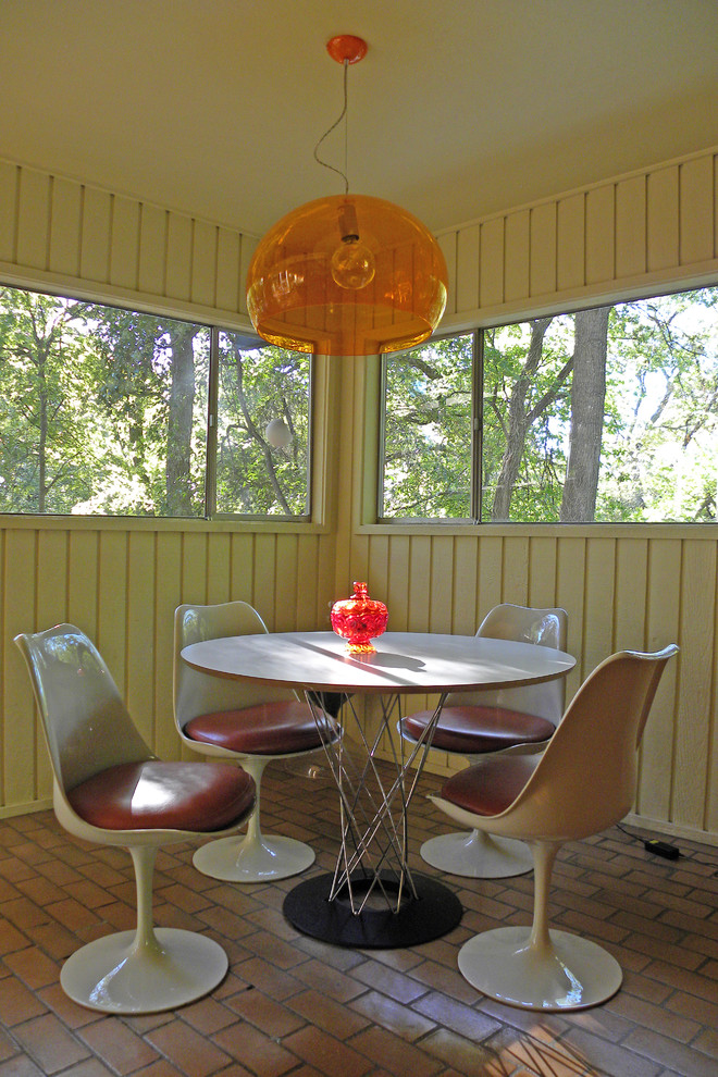 Design ideas for a midcentury dining room in Dallas.