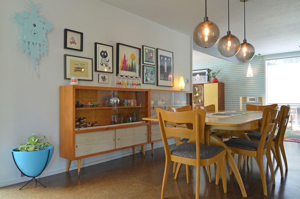 Cette image montre une salle à manger ouverte sur le salon vintage avec éclairage.