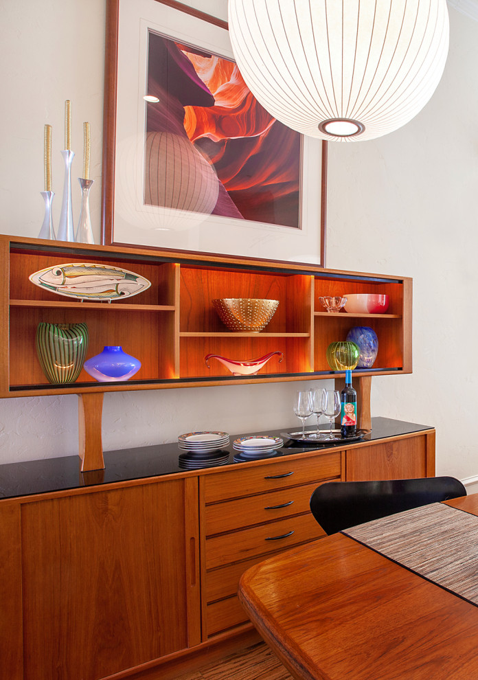 Idée de décoration pour une salle à manger ouverte sur la cuisine vintage de taille moyenne avec un mur beige et un plafond voûté.