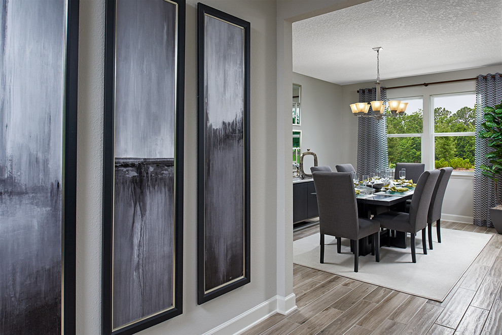 Aménagement d'une salle à manger contemporaine avec un mur gris et un sol multicolore.