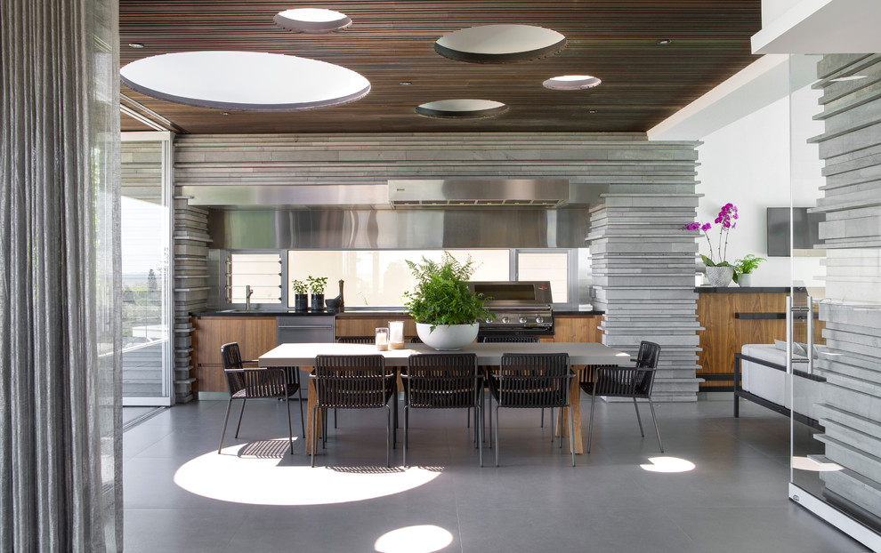 Свежая идея для дизайна: гостиная-столовая в современном стиле с серыми стенами - отличное фото интерьера