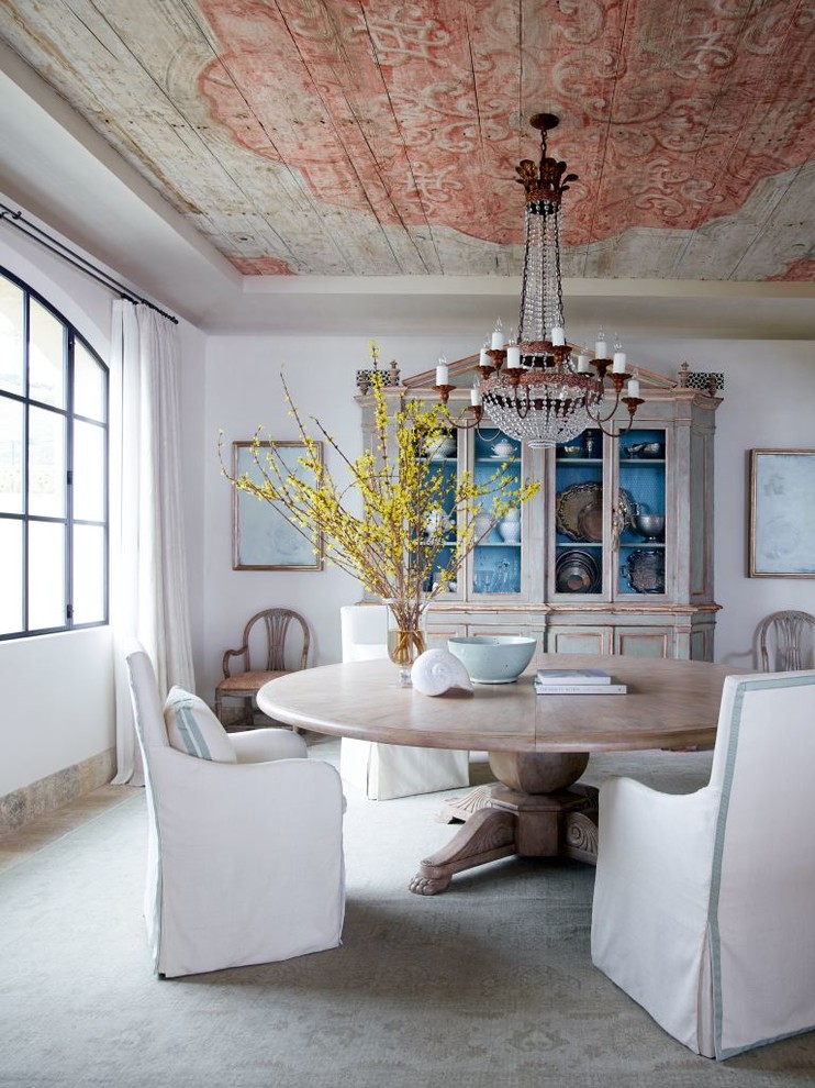 Immagine di una sala da pranzo mediterranea con pareti bianche