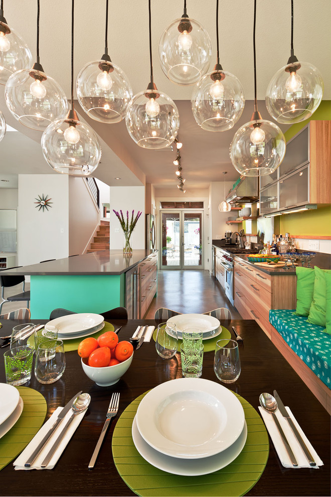 Свежая идея для дизайна: столовая в современном стиле с зелеными стенами - отличное фото интерьера