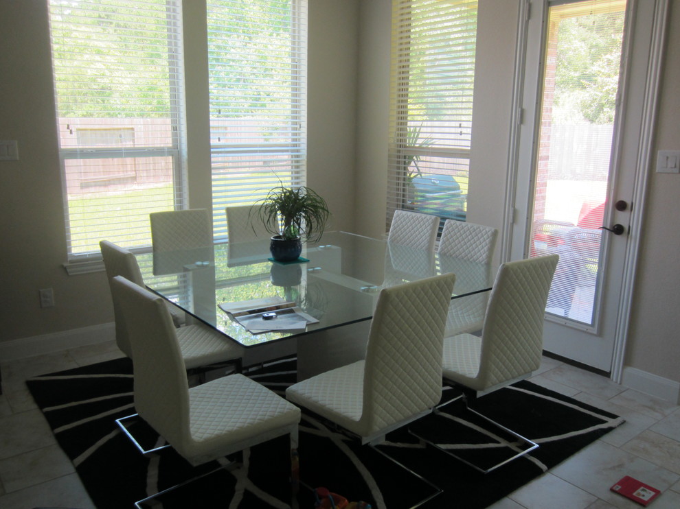 Immagine di una grande sala da pranzo aperta verso la cucina design con pareti beige e pavimento con piastrelle in ceramica