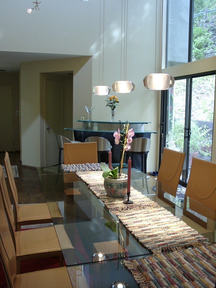 Пример оригинального дизайна: столовая в стиле фьюжн с белыми стенами