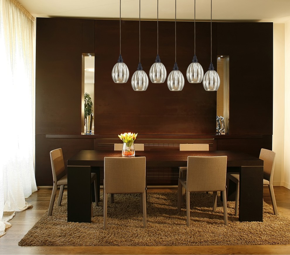 Стильный дизайн: большая кухня-столовая в современном стиле с коричневыми стенами и светлым паркетным полом без камина - последний тренд