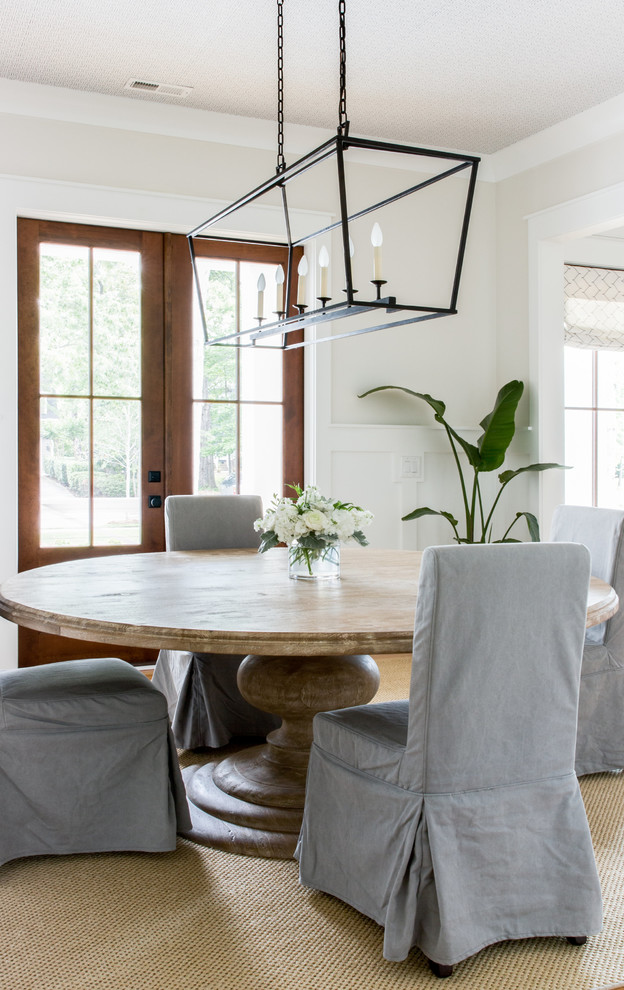 Ispirazione per una sala da pranzo stile marinaro chiusa e di medie dimensioni con pareti bianche, parquet chiaro e pavimento beige