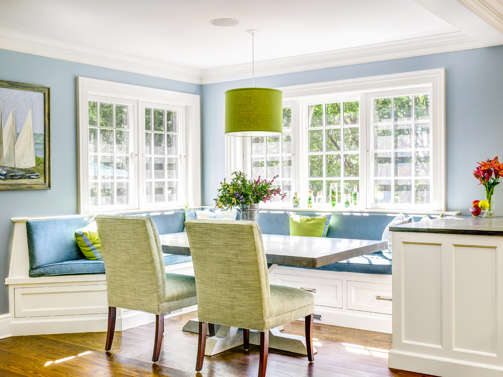 На фото: кухня-столовая в классическом стиле с синими стенами