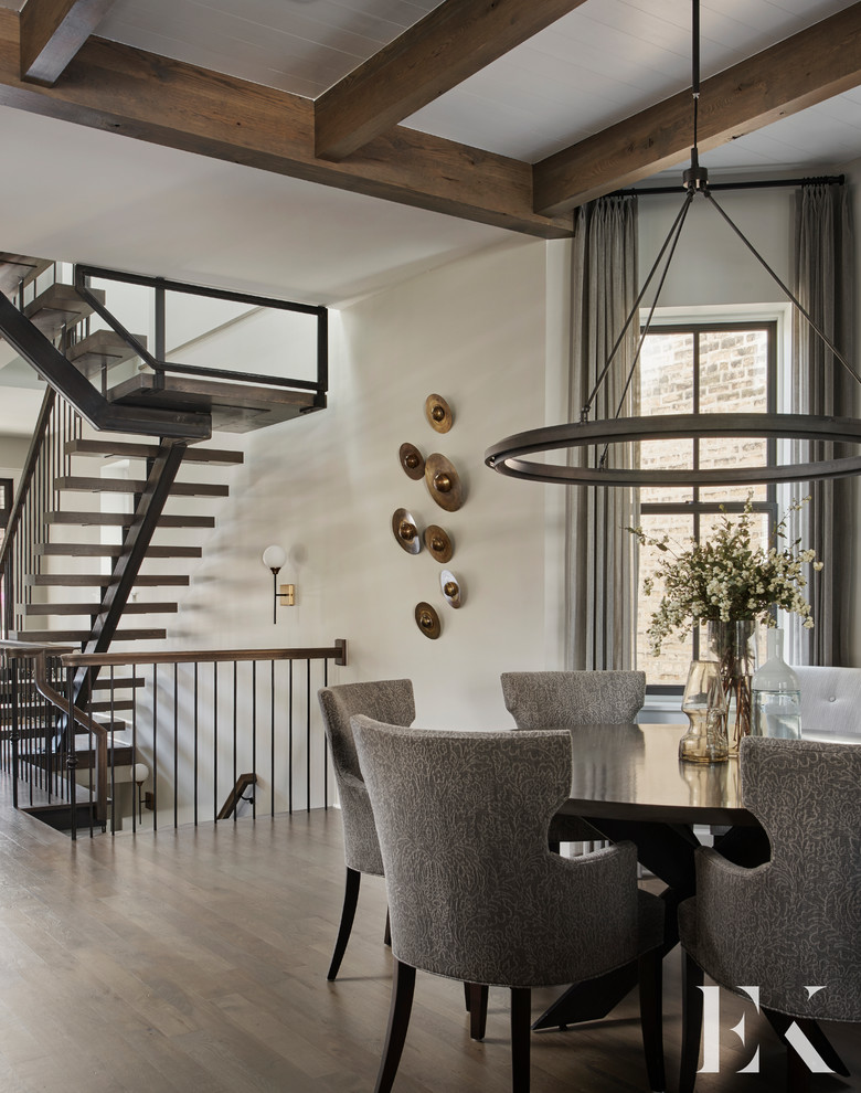 Идея дизайна: большая гостиная-столовая в современном стиле с серыми стенами, темным паркетным полом и коричневым полом без камина