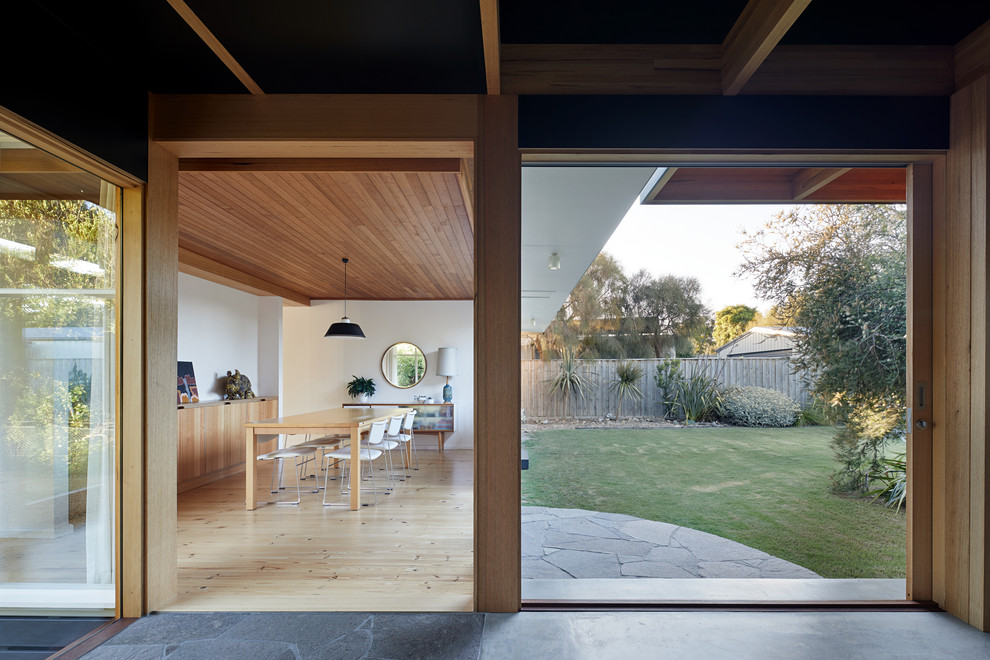 Foto di una piccola sala da pranzo minimalista chiusa con pareti bianche e pavimento in legno massello medio