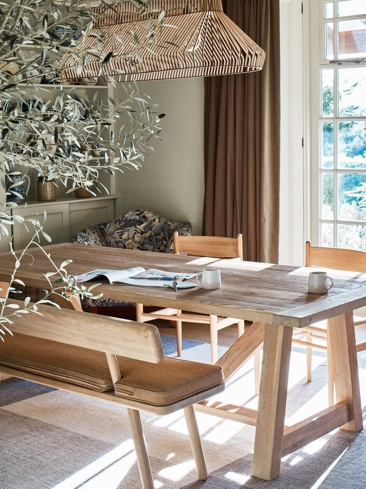 Foto di una sala da pranzo aperta verso la cucina stile marino con pareti verdi, parquet chiaro e pavimento blu