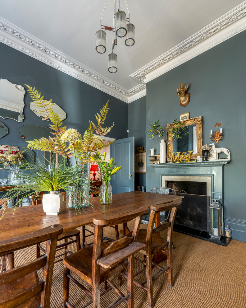 Inspiration pour une salle à manger traditionnelle fermée et de taille moyenne avec un mur bleu, moquette, une cheminée standard et un sol marron.