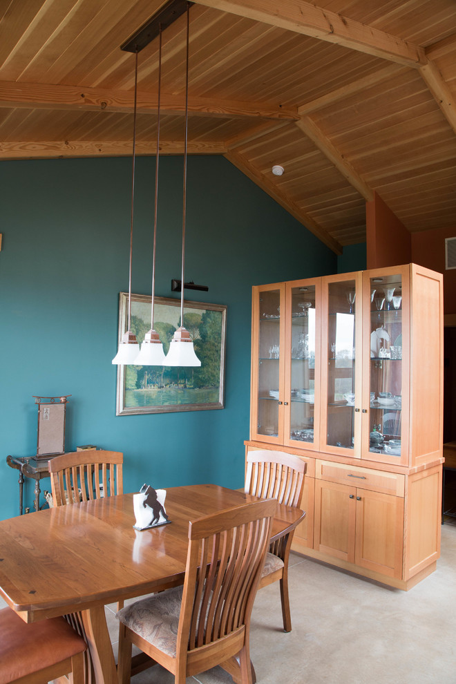 Aménagement d'une salle à manger ouverte sur le salon contemporaine de taille moyenne avec un mur bleu.