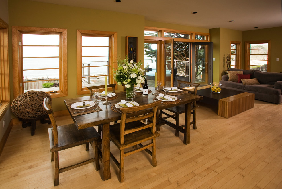 Aménagement d'une salle à manger ouverte sur le salon asiatique de taille moyenne avec un mur vert, parquet clair et aucune cheminée.