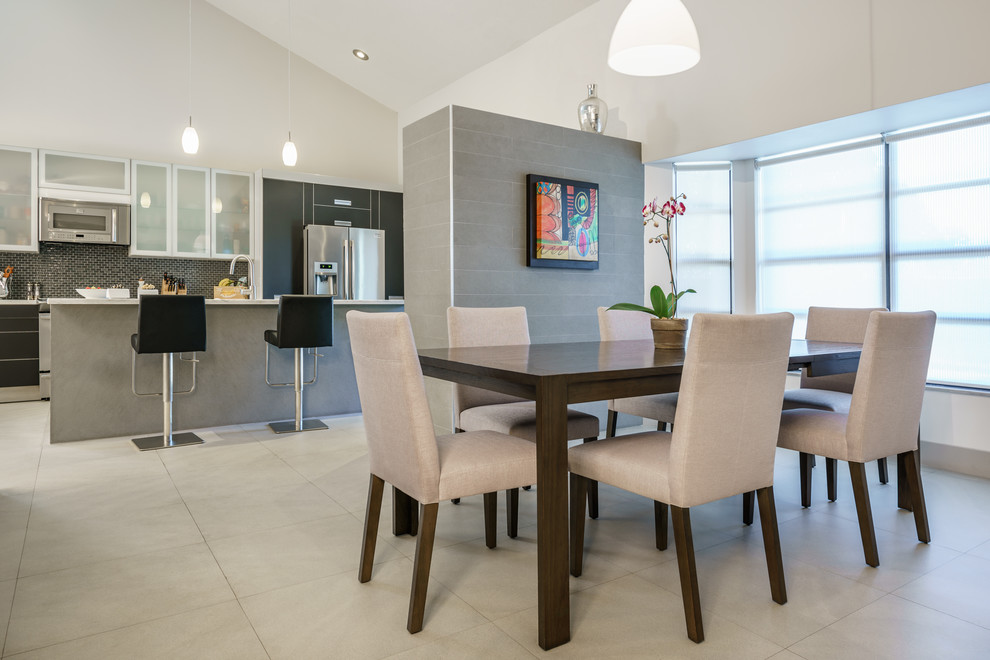 Ispirazione per una sala da pranzo aperta verso la cucina minimalista di medie dimensioni con pareti bianche e pavimento in gres porcellanato