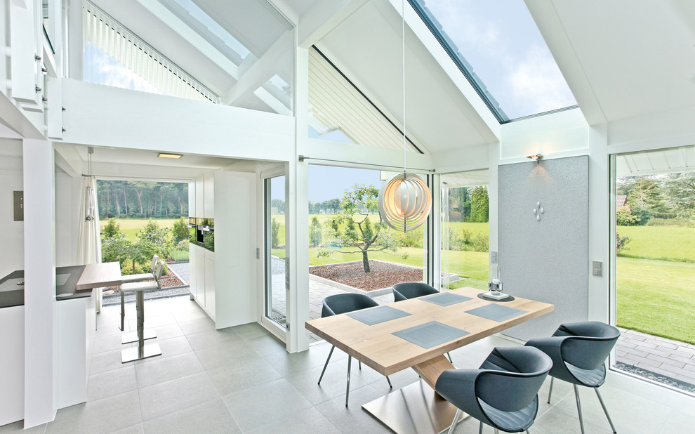 Idee per una sala da pranzo aperta verso il soggiorno design di medie dimensioni con pareti bianche