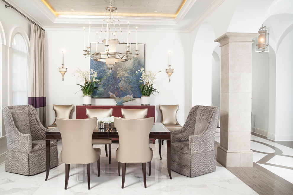 Idee per una sala da pranzo aperta verso il soggiorno mediterranea con pareti bianche, pavimento in marmo e nessun camino
