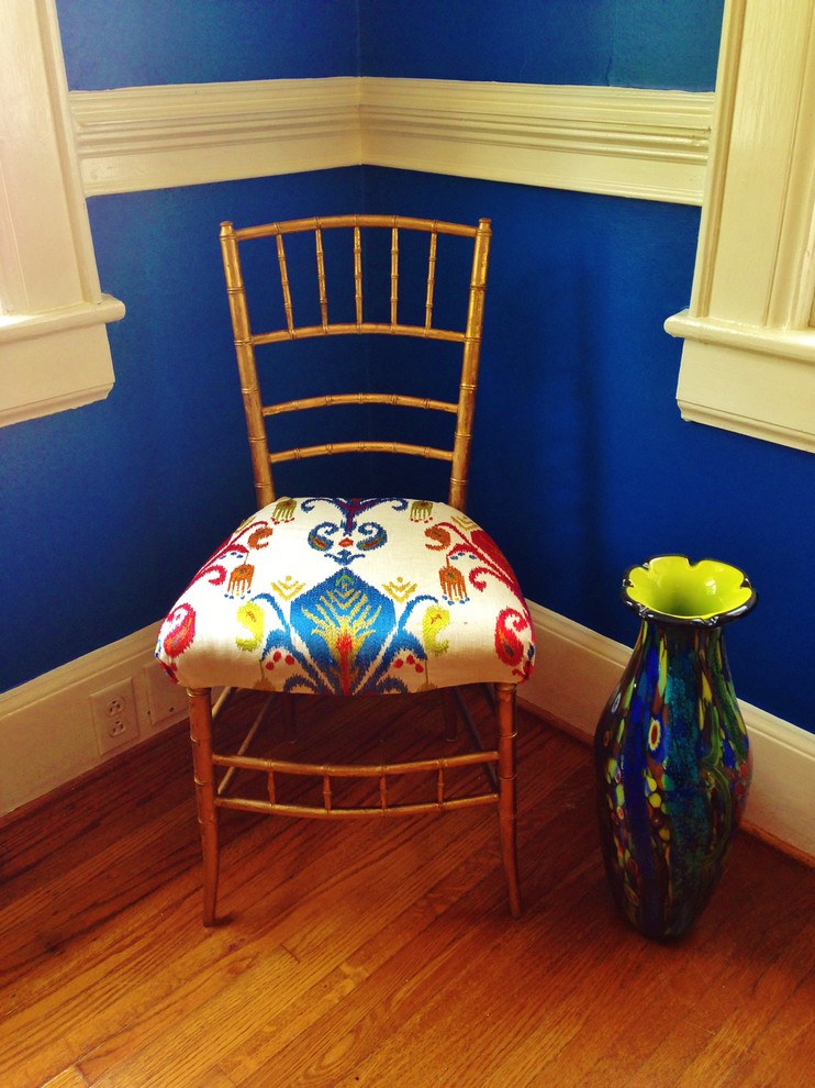 Источник вдохновения для домашнего уюта: столовая среднего размера в стиле фьюжн с синими стенами и паркетным полом среднего тона без камина