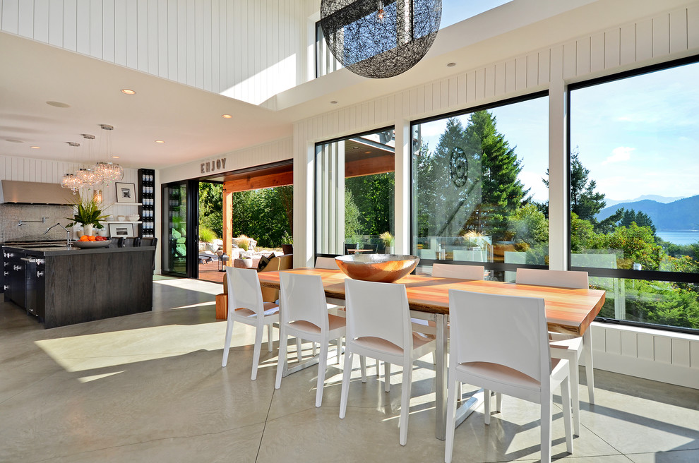 Свежая идея для дизайна: гостиная-столовая в морском стиле с бетонным полом - отличное фото интерьера