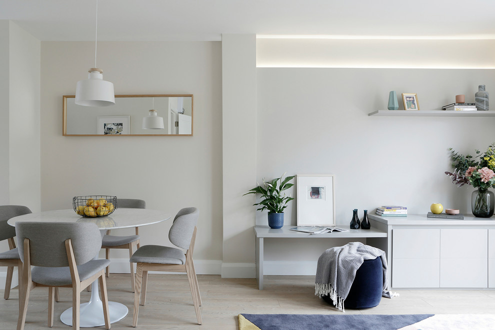 Idées déco pour une salle à manger scandinave de taille moyenne avec parquet clair et un sol beige.