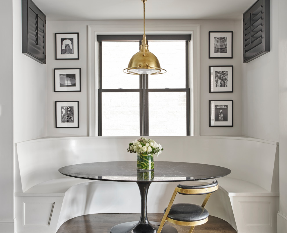 Cette photo montre une salle à manger chic avec un mur gris, parquet foncé et un sol marron.