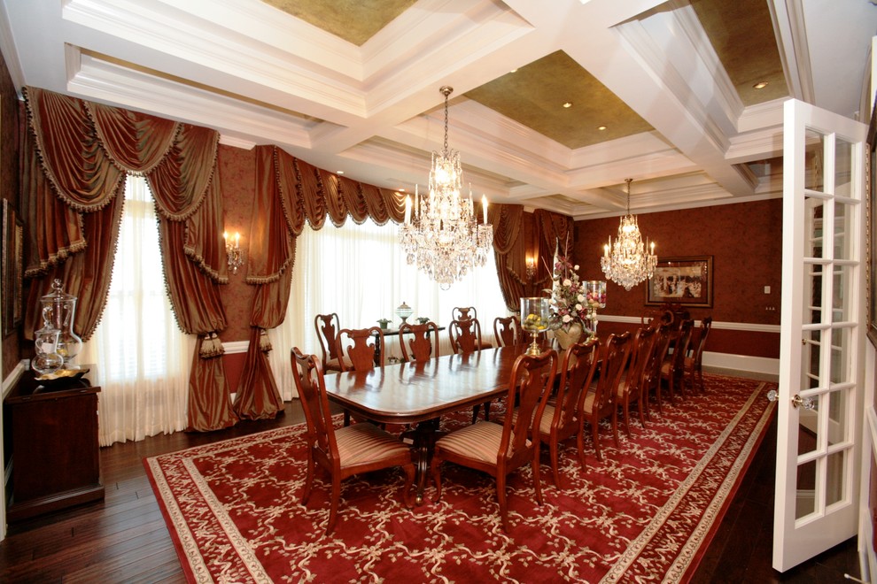 Ispirazione per un'ampia sala da pranzo classica chiusa con pareti rosse, parquet scuro, camino classico e pavimento marrone
