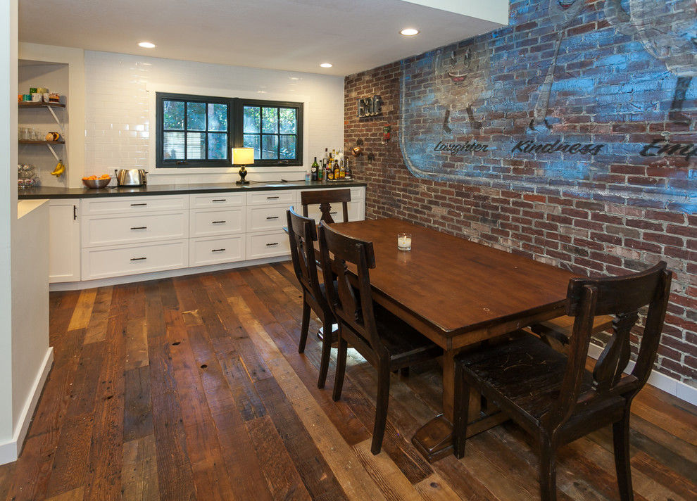 Ispirazione per una sala da pranzo aperta verso la cucina classica di medie dimensioni con pavimento in legno massello medio e pavimento marrone