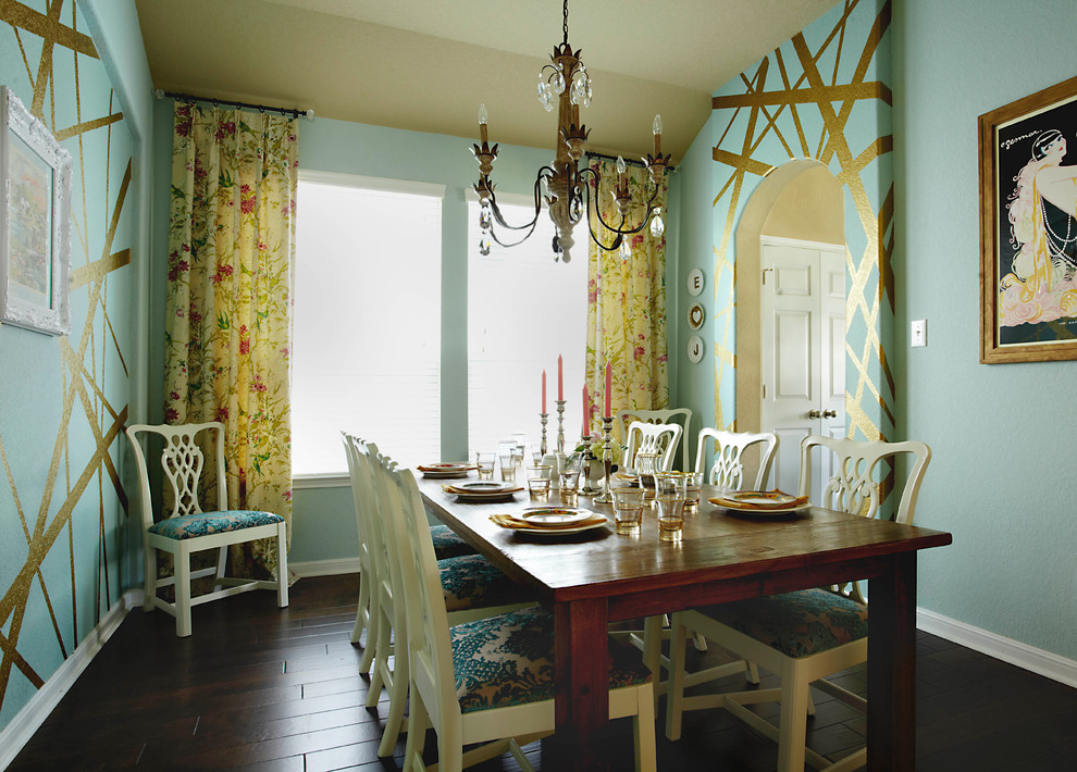 Aménagement d'une salle à manger contemporaine fermée et de taille moyenne avec un mur bleu, parquet foncé, aucune cheminée et un sol marron.