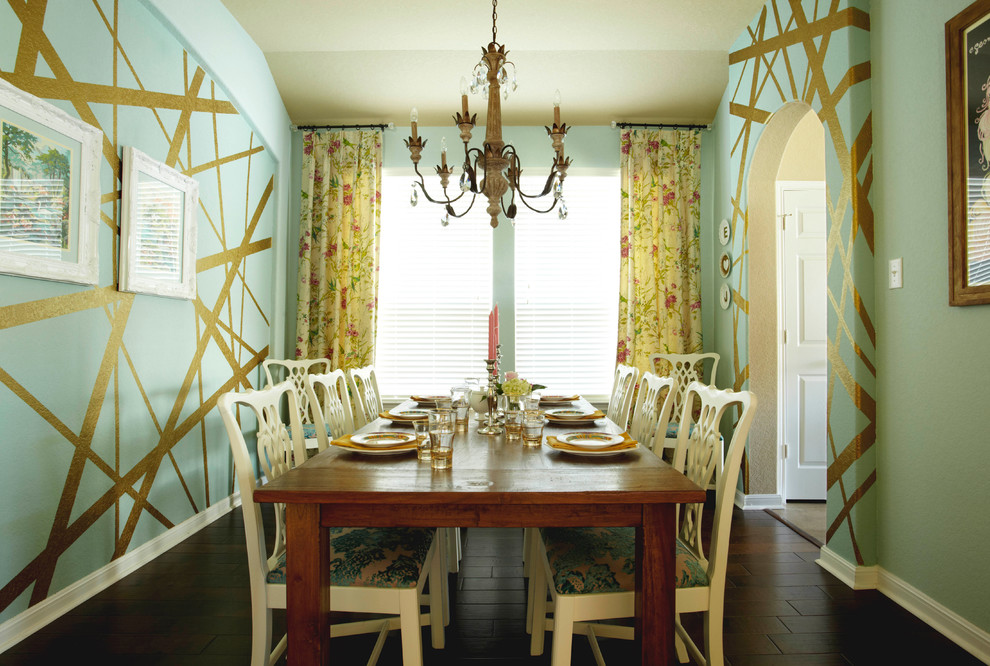 Cette image montre une salle à manger design fermée et de taille moyenne avec un mur bleu, parquet foncé, aucune cheminée et un sol marron.