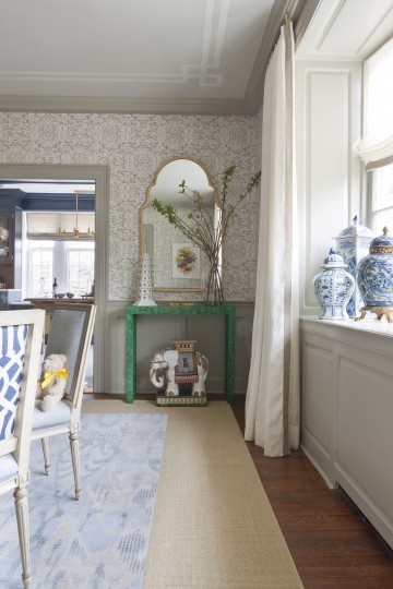 Réalisation d'une grande salle à manger style shabby chic fermée avec un mur gris et moquette.