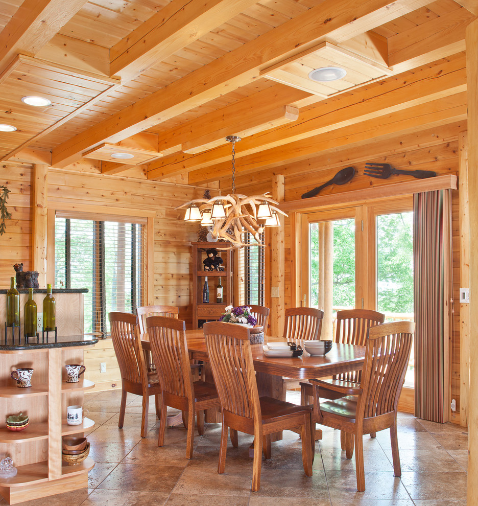 Foto di una sala da pranzo aperta verso la cucina stile rurale di medie dimensioni con pavimento in gres porcellanato e pareti marroni