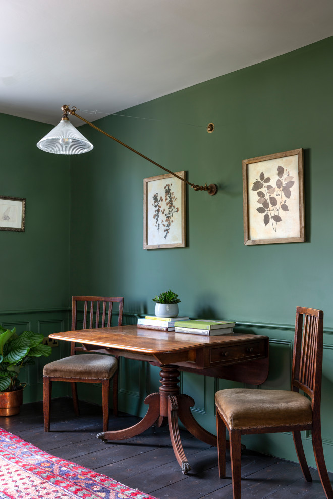 Exemple d'une salle à manger ouverte sur la cuisine éclectique de taille moyenne avec un mur vert, parquet foncé, un poêle à bois, un manteau de cheminée en brique et un sol marron.