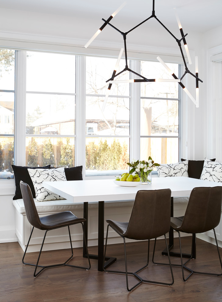 Immagine di una piccola sala da pranzo minimal con pareti bianche, parquet scuro e pavimento marrone