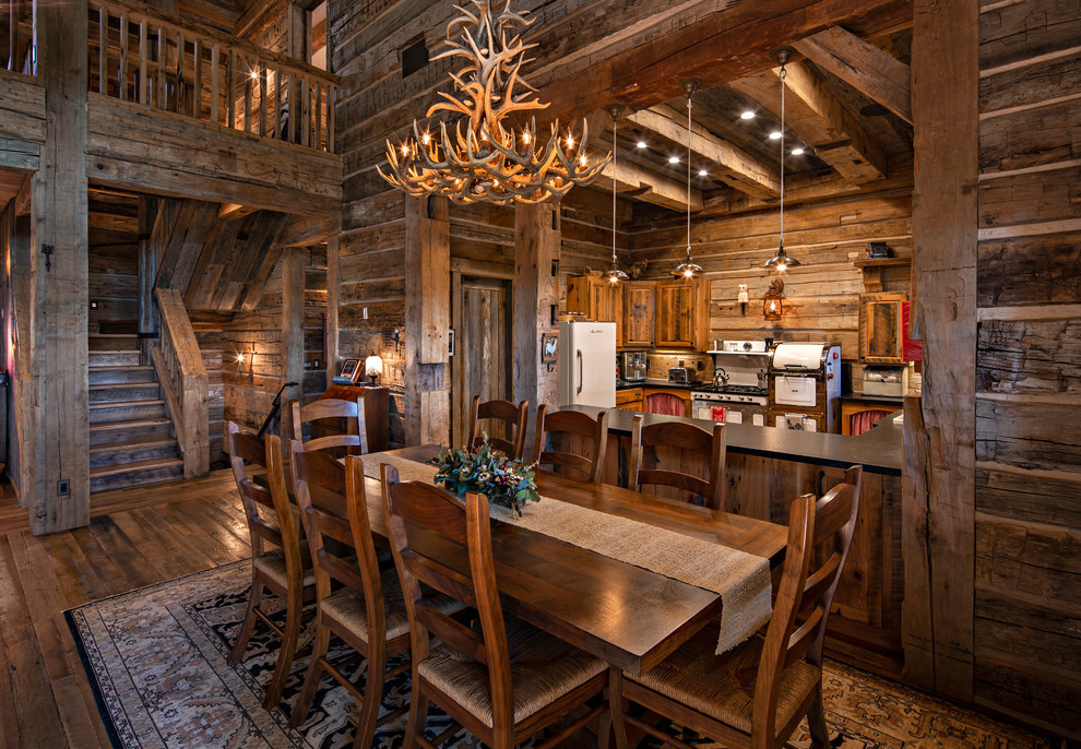 Inspiration pour une salle à manger chalet avec un mur marron et parquet foncé.