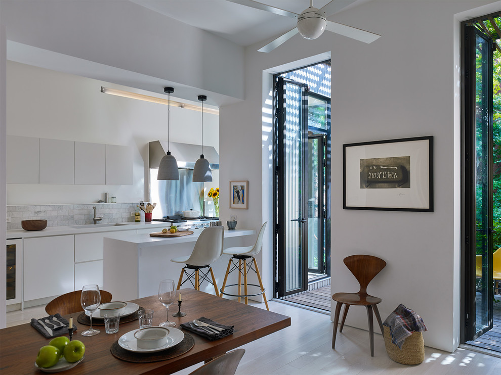Стильный дизайн: кухня-столовая среднего размера в современном стиле с желтыми стенами и серым полом - последний тренд