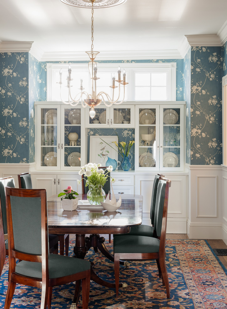 Idée de décoration pour une salle à manger victorienne fermée et de taille moyenne avec un mur bleu, parquet foncé et un sol marron.