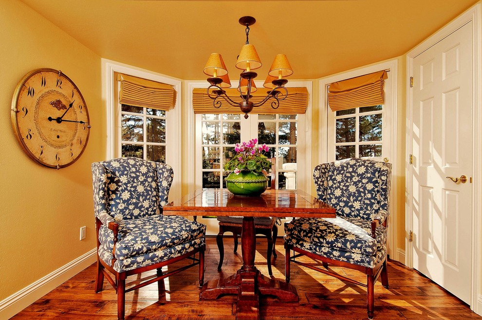 Стильный дизайн: маленькая отдельная столовая в классическом стиле с желтыми стенами и паркетным полом среднего тона без камина для на участке и в саду - последний тренд