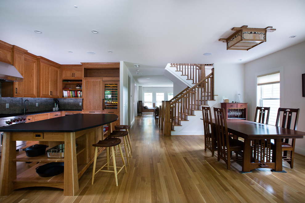 Inspiration pour une salle à manger ouverte sur la cuisine craftsman avec un sol en bois brun.
