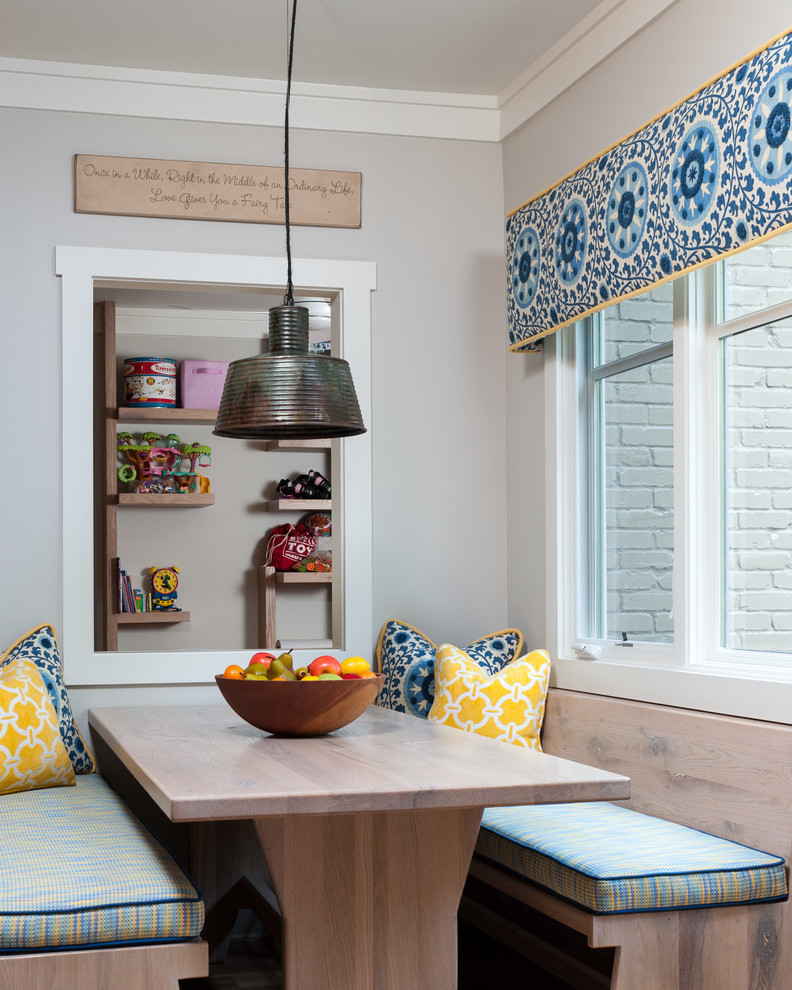 Стильный дизайн: кухня-столовая в стиле кантри с серыми стенами - последний тренд