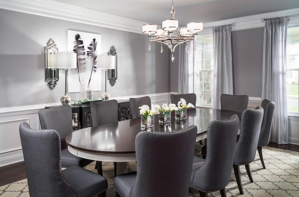 Idée de décoration pour une salle à manger tradition fermée et de taille moyenne avec parquet foncé, un mur gris, aucune cheminée et boiseries.